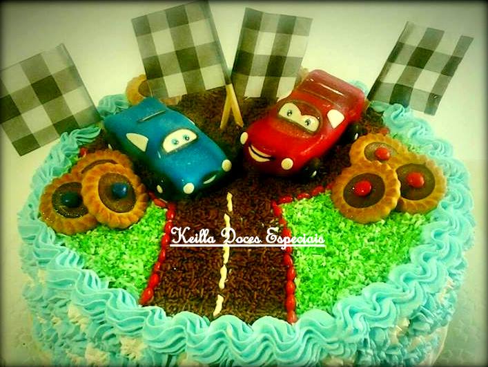 Bolo dos Carros com chantilly: #bolosdecorados #aniversario #festa  #festamenino #bolodoscarros #carros